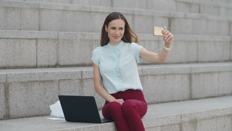 Geschäftsfrau,-Die-Selfie-Auf-Dem-Smartphone-Macht.-Arbeiter-Zeigt-Daumen-Nach-Oben-In-Die-Kamera