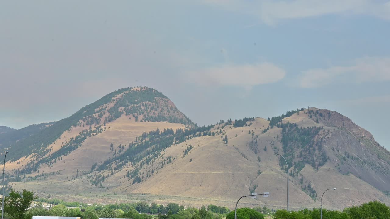 mount paul bajo asedio: el punto de referencia de kamloops cubierto por el humo de los incendios forestales del lago ross moore