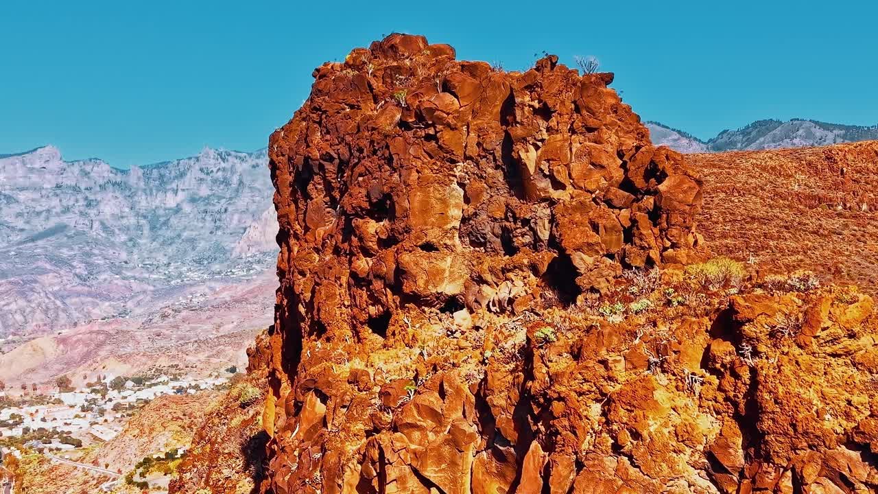 Viste dal cielo sopra Gran Canaria rivelano formazioni rocciose e paesaggi