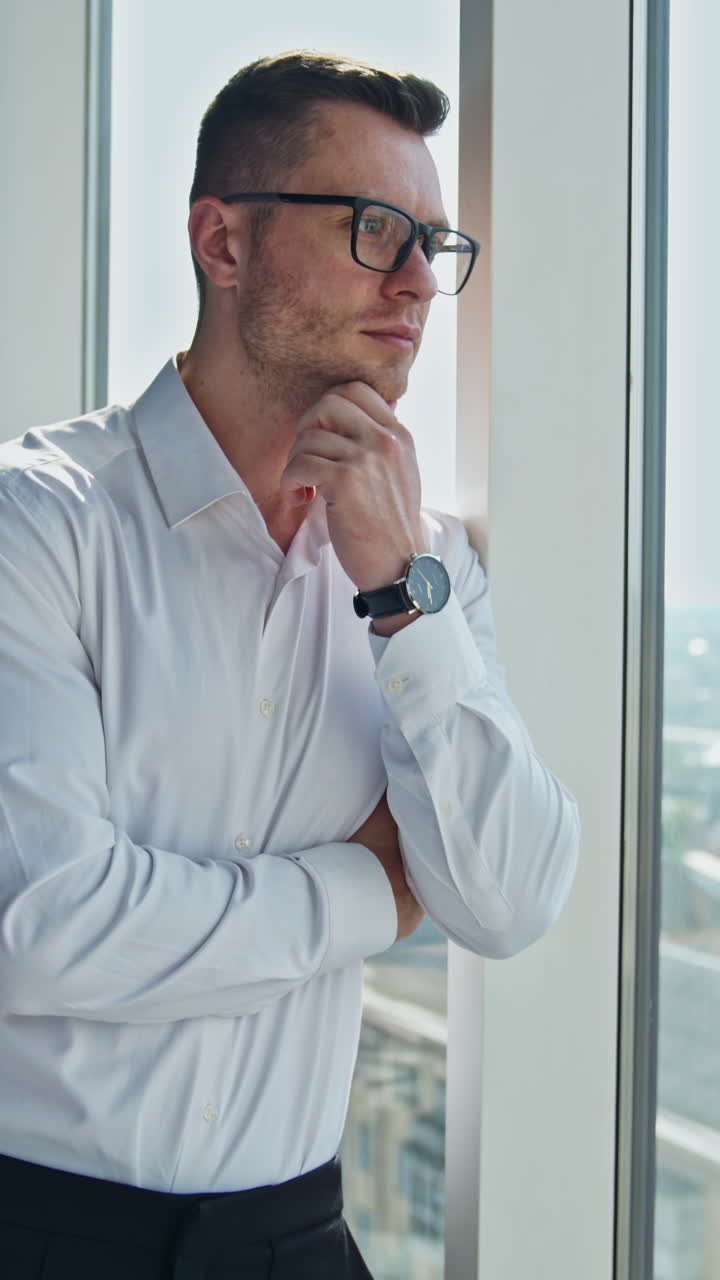 Un uomo d'affari che guarda fuori dalla finestra
