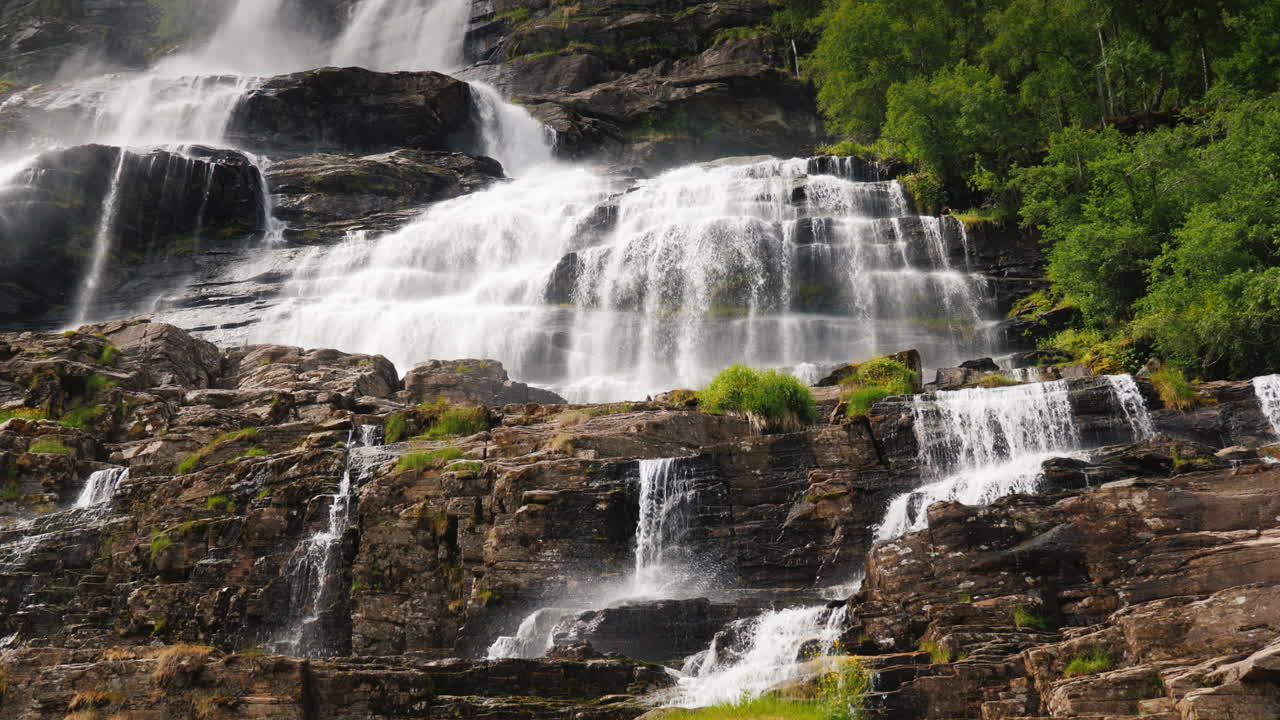 La Maestosa Natura Della Norvegia - La Cascata di Tvindefossen Video 4K