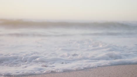 Blauer-Himmel-Und-Meer-Mit-Wellen-Am-Leeren,-Sonnigen-Strand