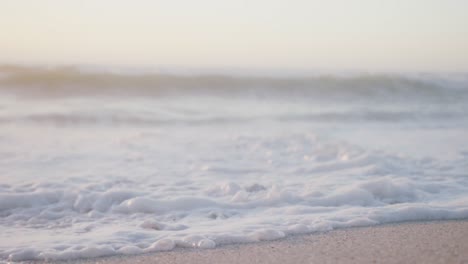 cielo azul y mar con olas en una playa soleada vacía