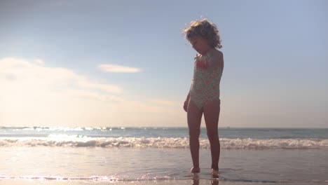 Pequeña-Niña-Bailando-En-El-Mar