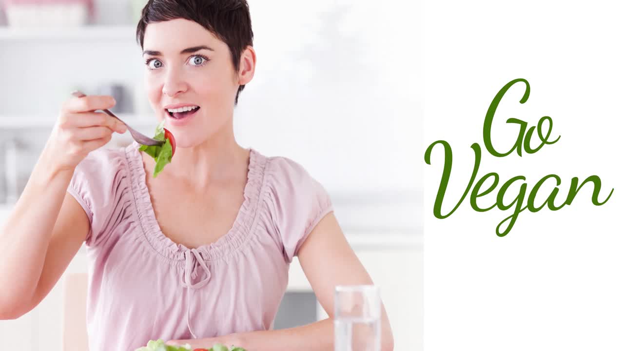 ⁇ 러드와 함께 포크를 들고 있는 백인 여성 위에 초록색으로 채식주의자 텍스트의 애니메이션