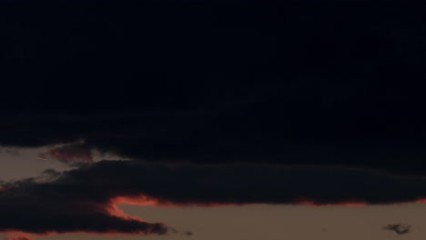 lapso de tiempo de nubes oscuras en el cielo nocturno