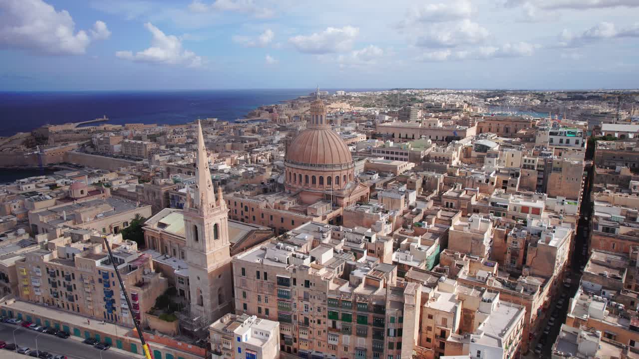 몰타의 발레타에 있는 성모 성당의 가까운 공중 사진