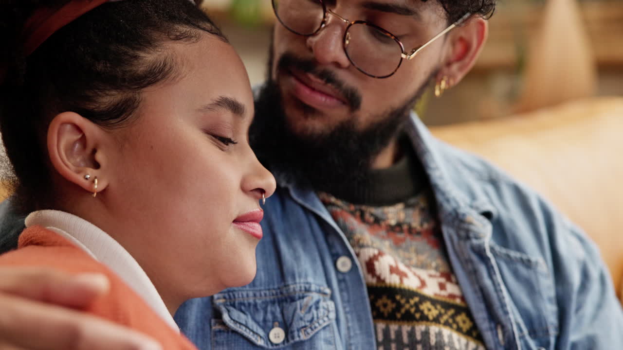 una coppia che si abbraccia e si bacia