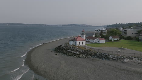 empuje aéreo lento hacia el faro de alki point en seattle, washington