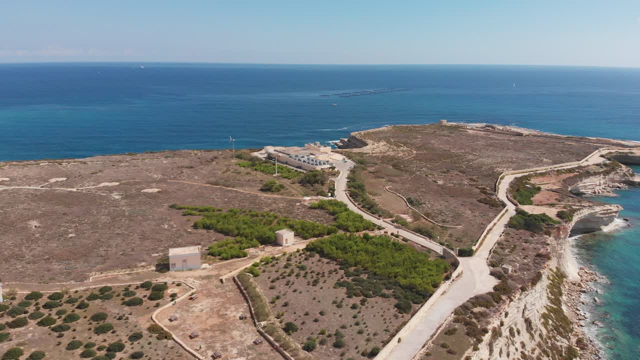 video aéreo de drones del este de malta, área de marsaxlokk, bahía de il-hofra l-kbira