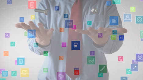 animación de una red de iconos coloridos flotando sobre un hombre de negocios lanzando y atrapando tuercas y pernos