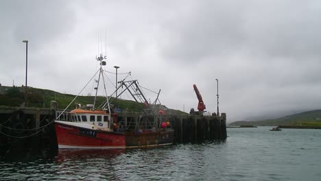 una foto de un barco de pesca en el muelle
