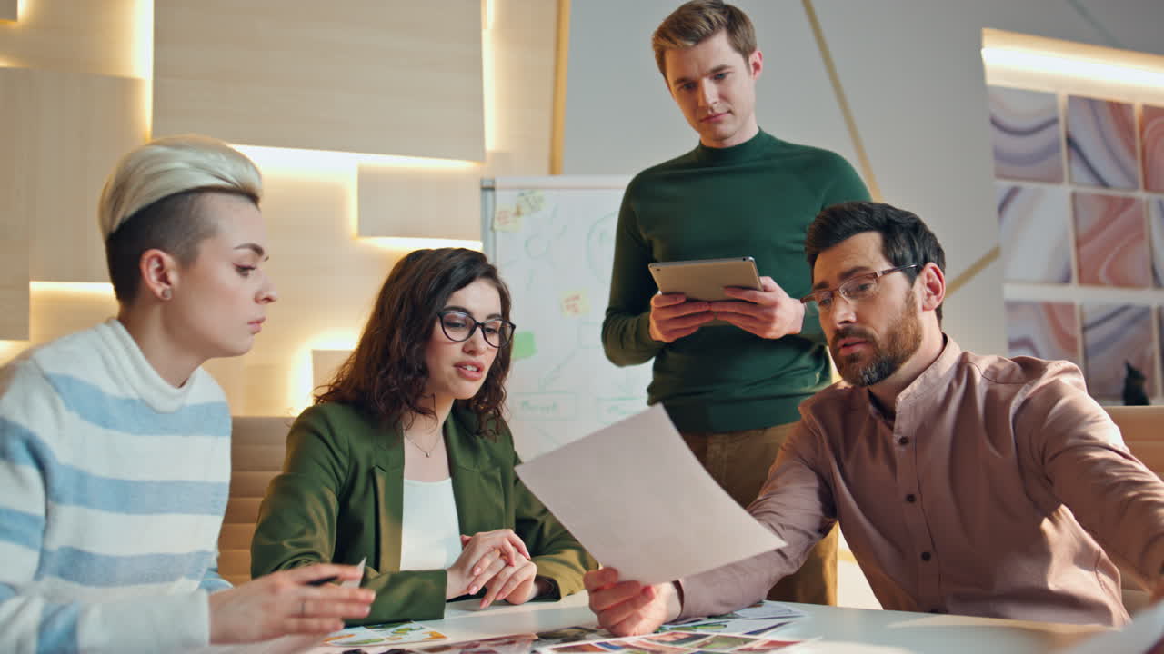 회사 직원들이 컨퍼런스 에서 비즈니스 미팅을 하고 협업하고 있습니다.