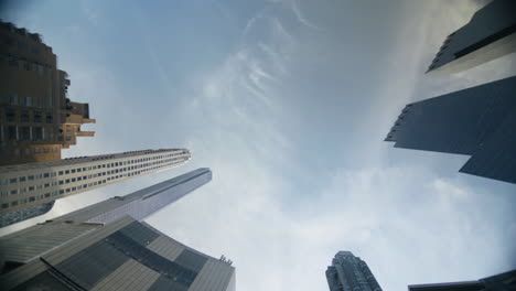 Tiro-De-ángulo-Bajo-Del-Edificio-De-Nueva-York-En-El-Fondo-Del-Cielo-Azul