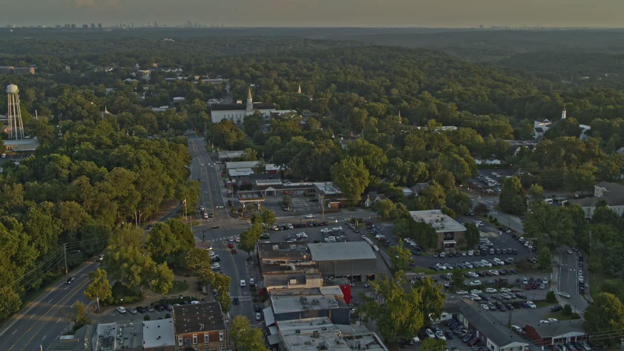 toma aérea de roswell georgia v3 a vista de pájaro de un vecindario tranquilo, tráfico y bosque durante la puesta de sol - dji inspire 2, x7, 6k - agosto de 2020