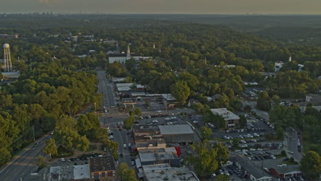 Toma-Aérea-De-Roswell-Georgia-V3-A-Vista-De-Pájaro-De-Un-Vecindario-Tranquilo,-Tráfico-Y-Bosque-Durante-La-Puesta-De-Sol---Dji-Inspire-2,-X7,-6k---Agosto-De-2020