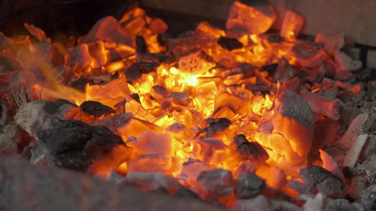 열로 빛나면서 가까이 타오르는 불과 불씨