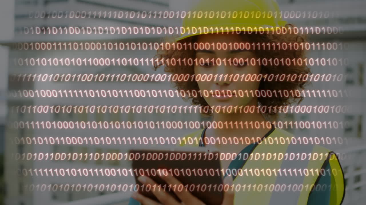 animación del procesamiento de datos sobre una trabajadora biracial usando una tableta