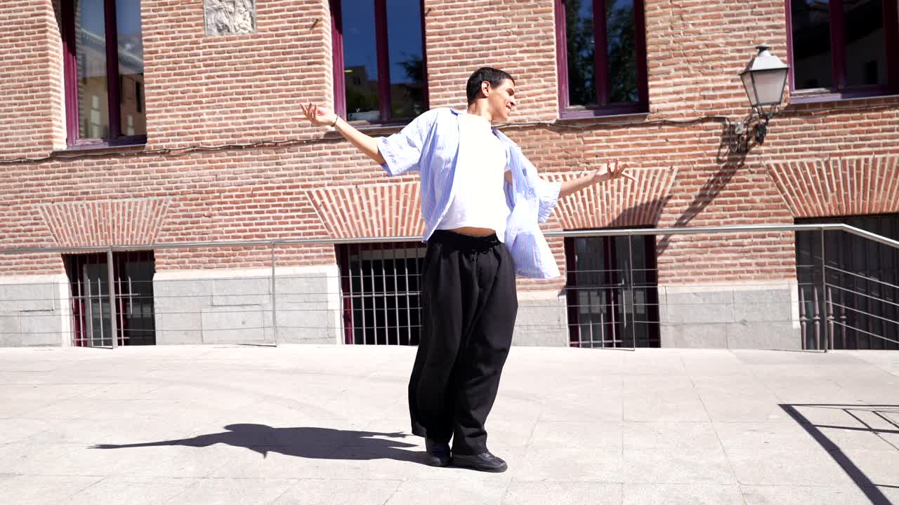 거리에서 춤추는 남자