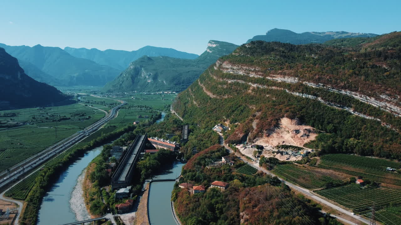 강, 포도원, 산업 시설 이 있는 계곡 의 공중 풍경.