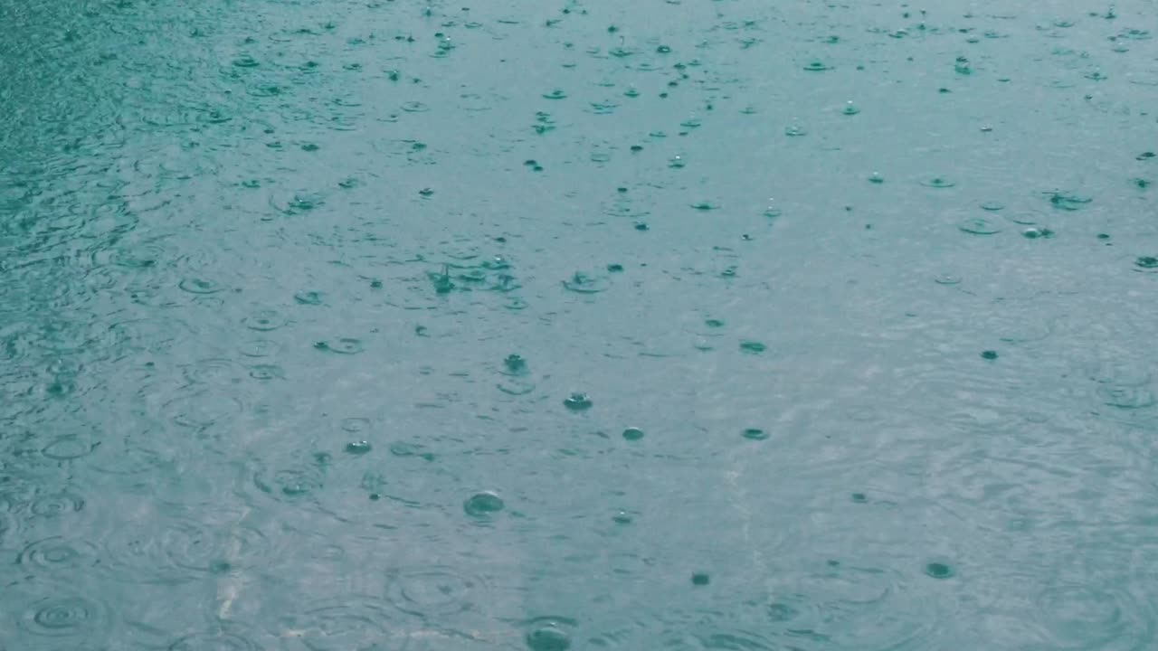 todavía clip de gotas de lluvia golpeando la superficie del agua