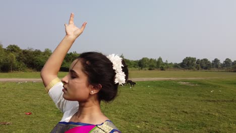 una bailarina de bharatnatyam que muestra una pose clásica de bharatnatyam en la naturaleza del lago vadatalav, pavagadh