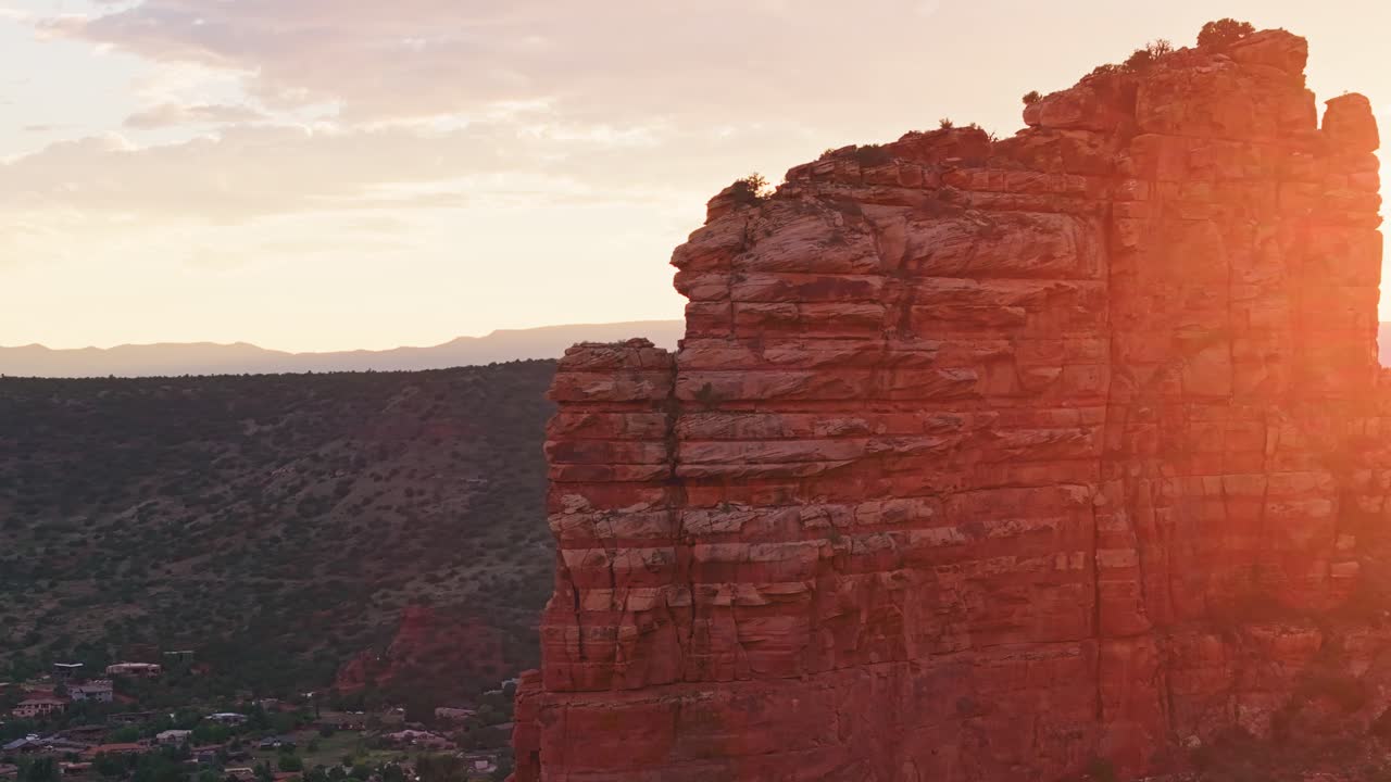 아리조나 주 세도나 교외에 있는 침식된 모래석 탑, 해가 지는 뒷빛, 공중 도