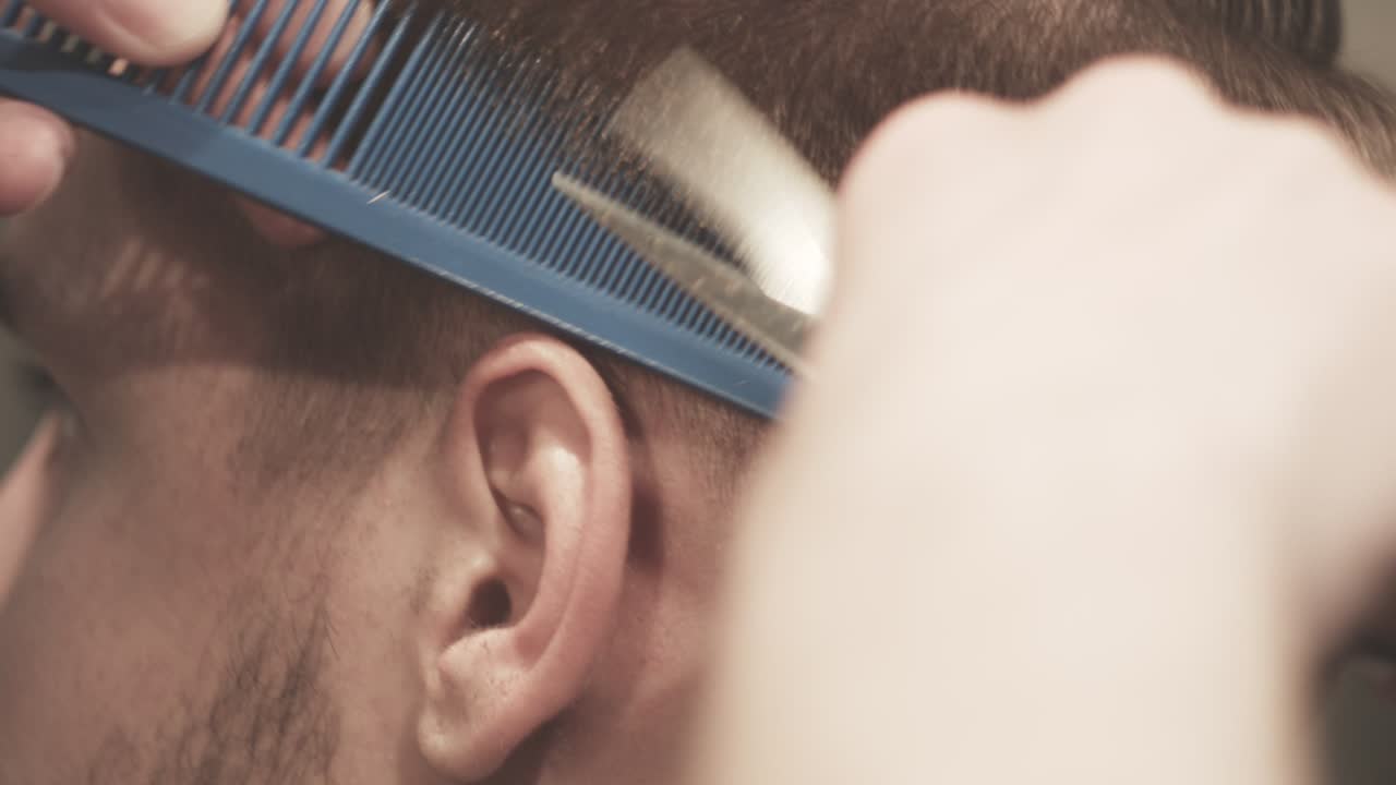 hombre corte de pelo. hombre peluquería. hombre corte de cabello. cortar cabello hombre