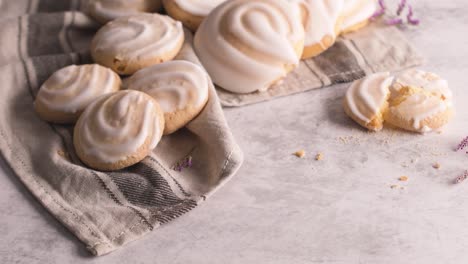 coockies with egg white cover