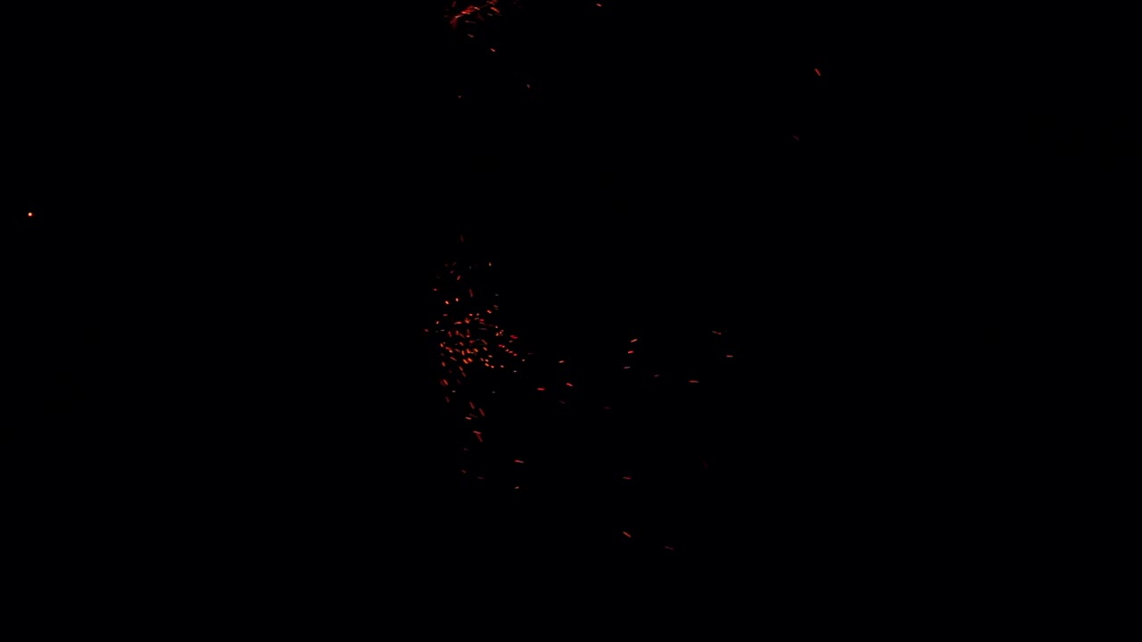 espectáculo de fuego en la playa de suecia