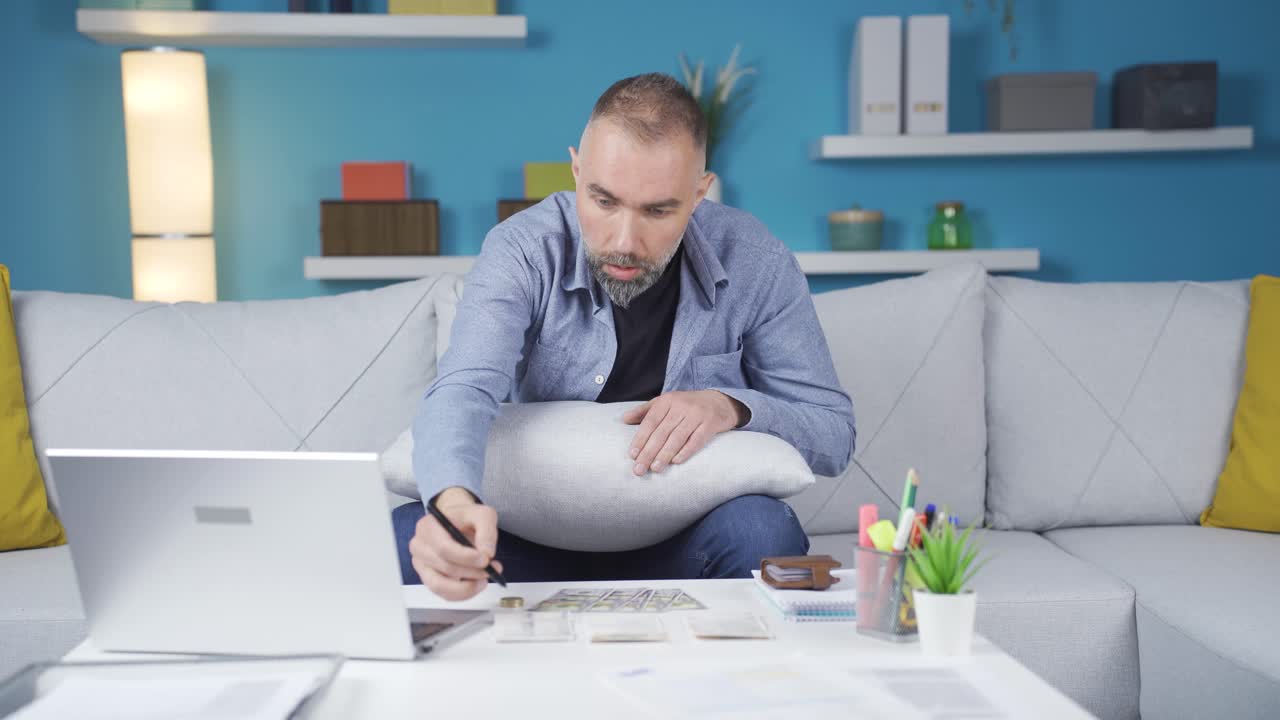 hombre de economía doméstica. enfadado por las facturas altas.
