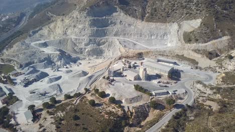 vista aérea sobre una gran cantera en una montaña