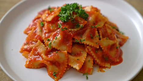 Pasta-Farfalle-En-Salsa-De-Tomate-Con-Perejil---Estilo-De-Comida-Italiana