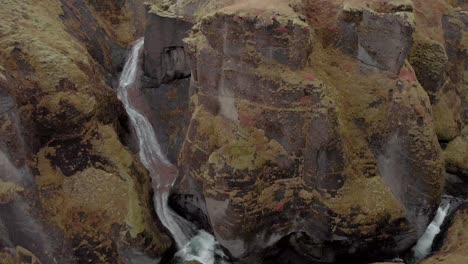 Filmische-Überführung-Der-Atemberaubenden-Isländischen-Schlucht-Aus-Der-Luft