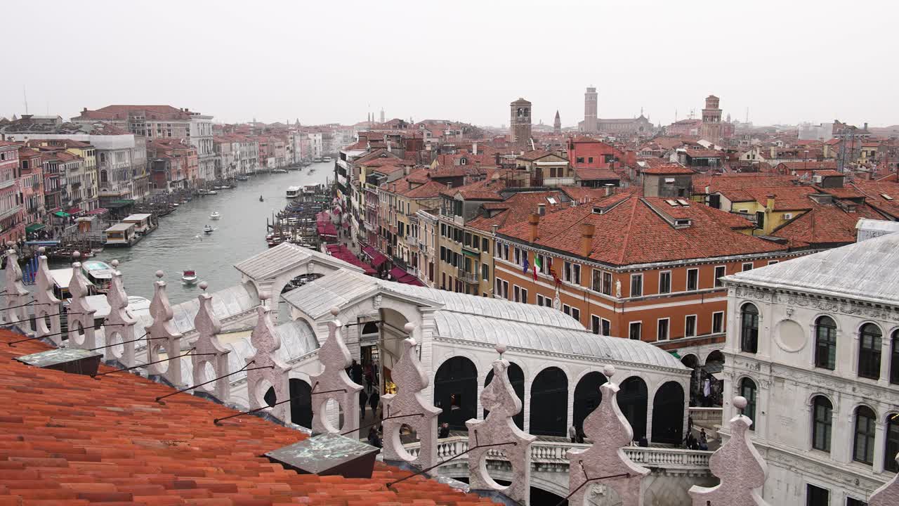 Venezia, Italia, giorno di nebbia, vista del canale e di edifici e tetti in mattoni rossi.