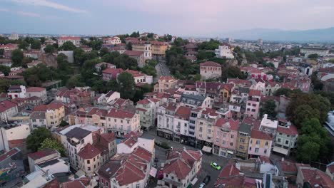 drone aéreo volando sobre las típicas casas búlgaras coloridas en plovdiv, adelante