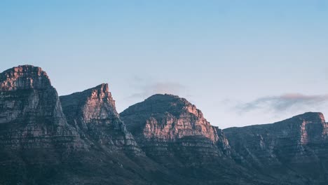 cerca de las montañas del apóstol