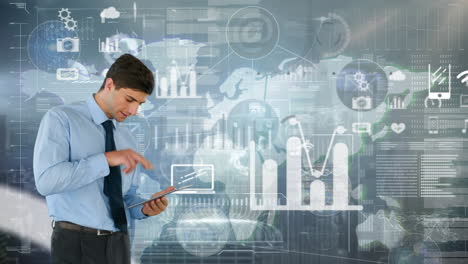 hombre de negocios caucásico usando tableta digital contra la interfaz digital con procesamiento de datos