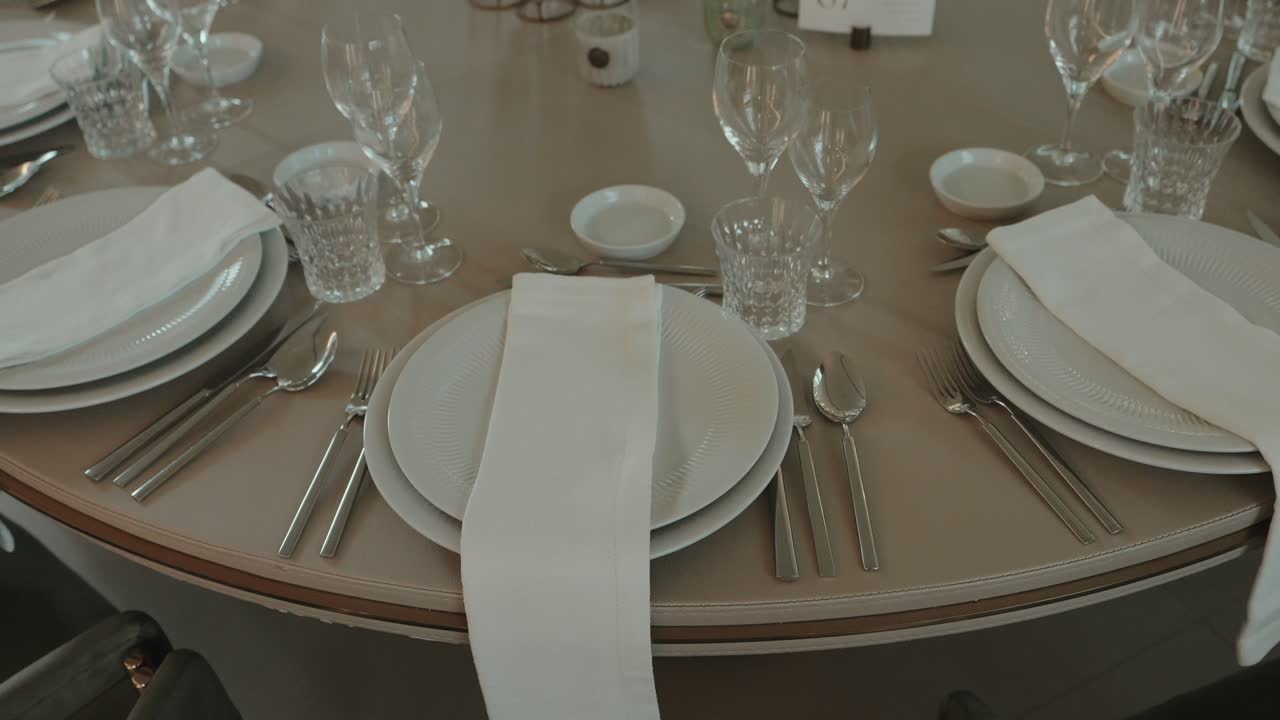 disposición de mesa elegante con servilletas blancas impecables y cristalería