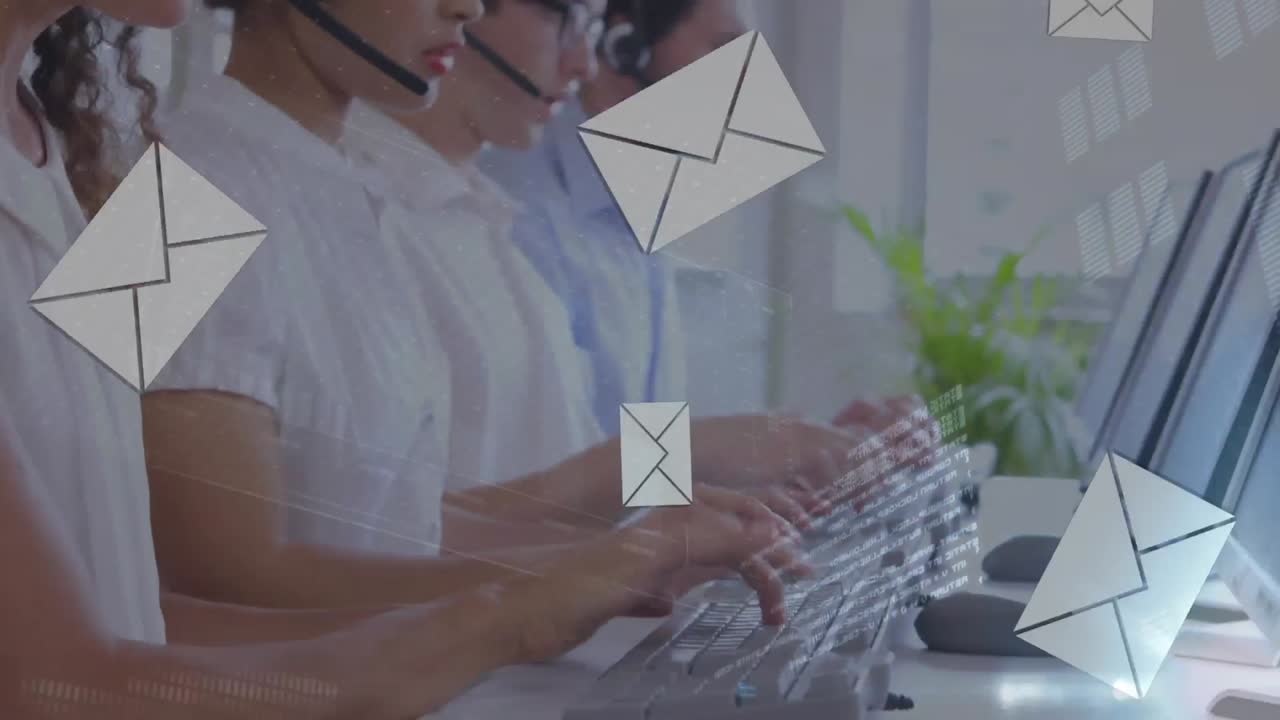 Animazione di elaborazione dati e icone email su persone d'affari con cuffie