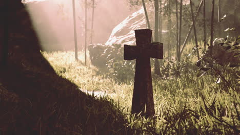 cruz de piedra en un bosque de niebla