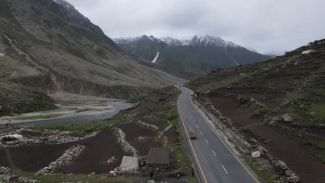 Vista-Aérea-De-La-Autopista-Karakoram,-Paso-Babusar,-Pakistán