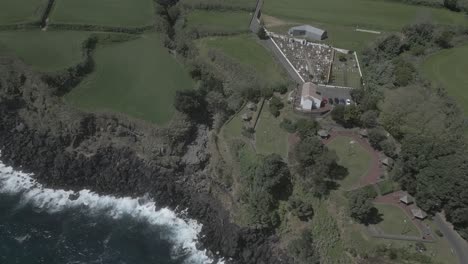 Kapelle-Unserer-Lieben-Frau-Vom-Rosenkranz-Und-Friedhof-Auf-Der-Klippe-Von-Santo-Antonio,-Sao-Miguel,-Portugal