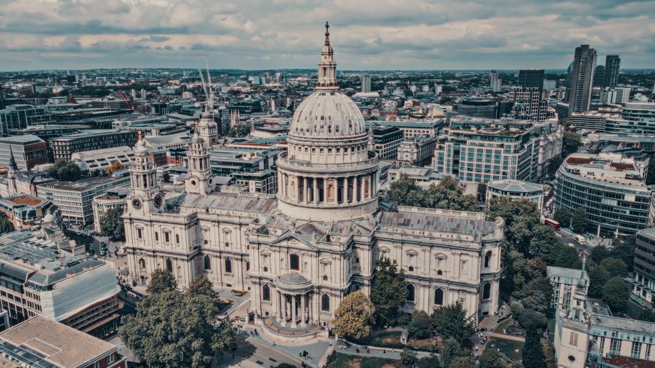Et lyst dronebilde av St. Pauls katedral i London.