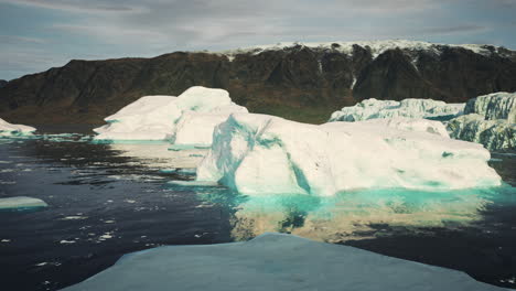 Montañas-Cubiertas-De-Nieve-Contra-El-Océano-Azul-En-La-Antártida