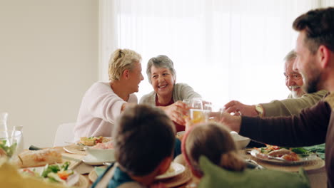 Familia,-Almuerzo-Y-Tostadas-De-Jugo-En-Comedor