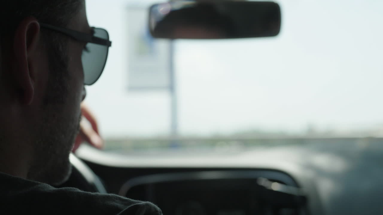 자동차를 운전하는 사람