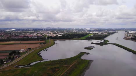 Antena-Sobre-La-Reserva-Natural-Crezeepolder-Inundada-En-Ridderkerk-En-Holanda-Al-Lado-Del-Río-Norte