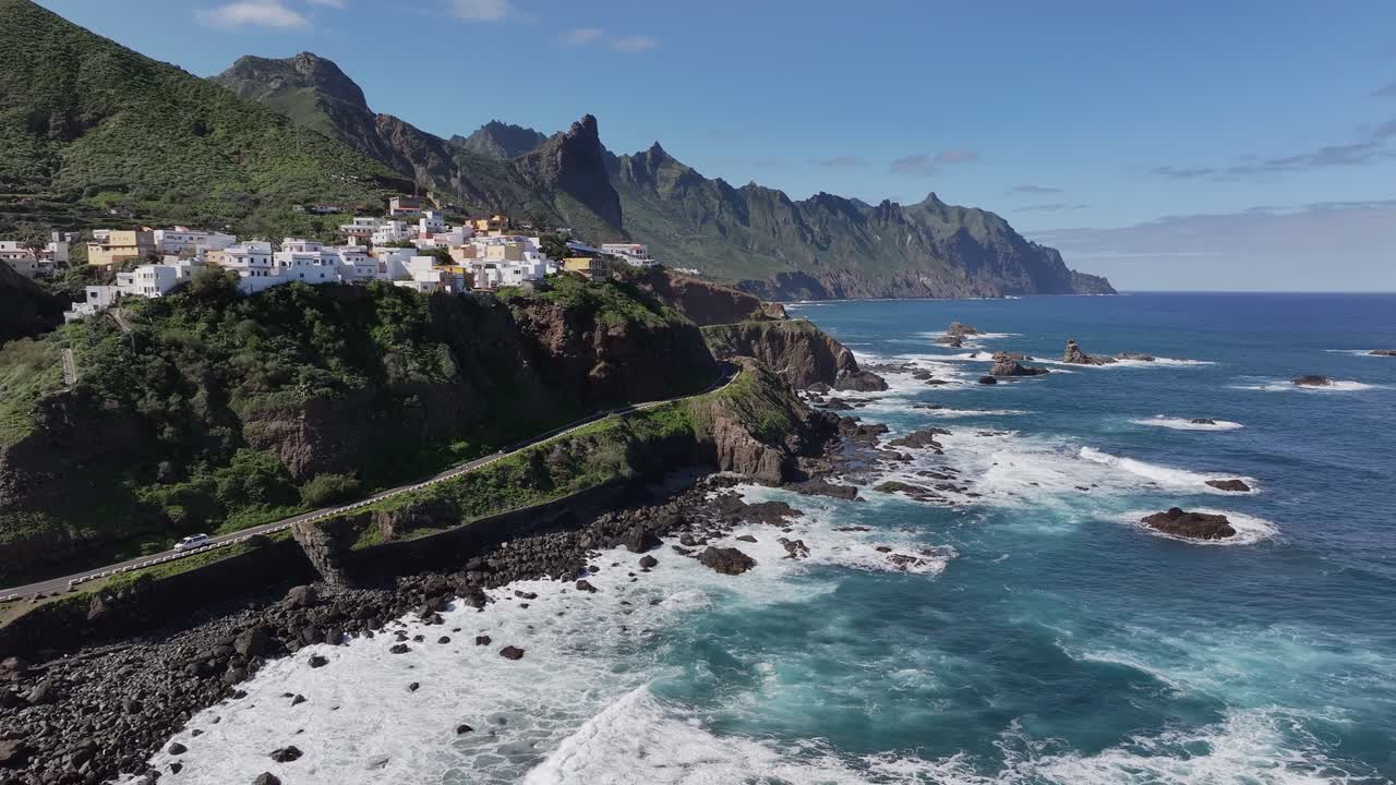Strada lungo il villaggio di Almáciga, parte settentrionale di Tenerife. Parco Rurale di Anaga. Isole Canarie.