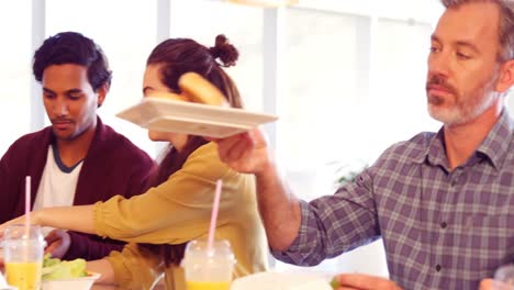 colegas de negocios que comen en la cafetería